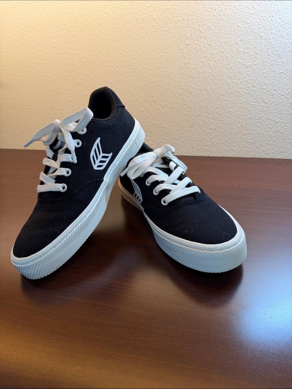 Cariuma Black and White Canvas Low-Top Sneakers (extra inserts)